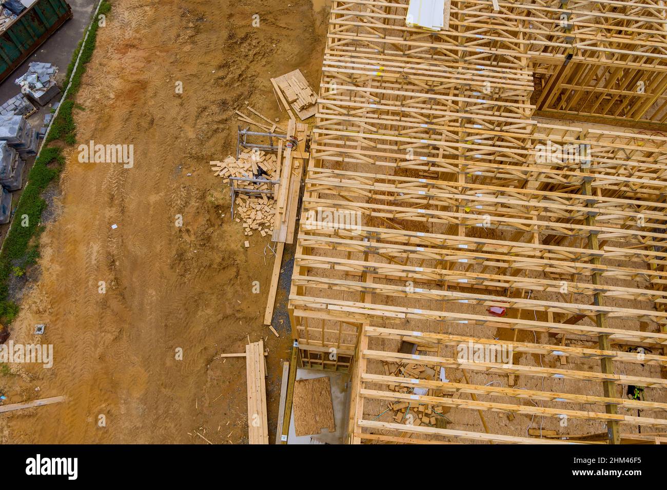 Poutrelles en bois pour poser le deuxième étage d'un immeuble en bois nouvellement construit Banque D'Images