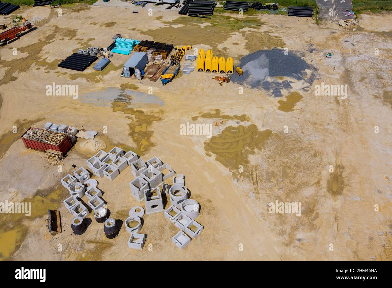 Vue aérienne avec préparation du terrain pour la construction de nouveaux tuyaux circulaires en béton couchés pour le système d'assainissement Banque D'Images