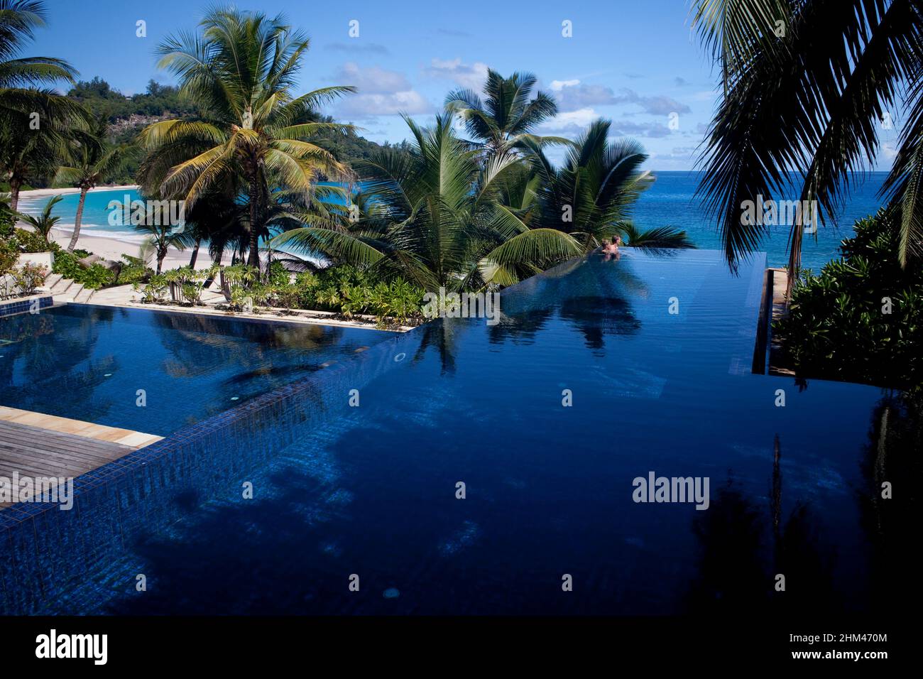 Piscine à débordement au Banyan Tree Resort on Mahe, Seychelles. Banque D'Images