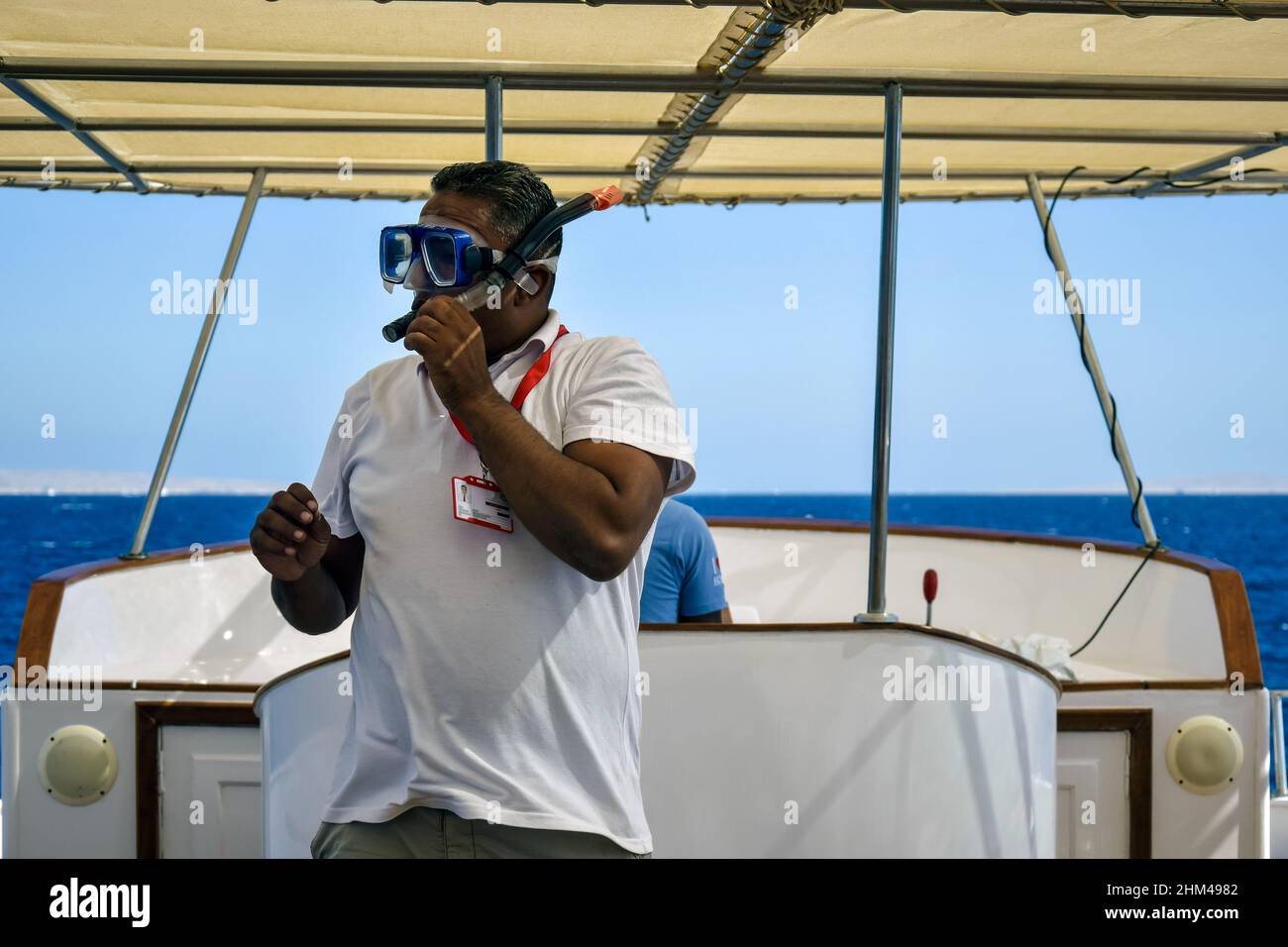 Man instruit les touristes sur le yacht comment nager avec des lunettes de plongée en mer profonde.Hurghada, Égypte - octobre 2021 Banque D'Images