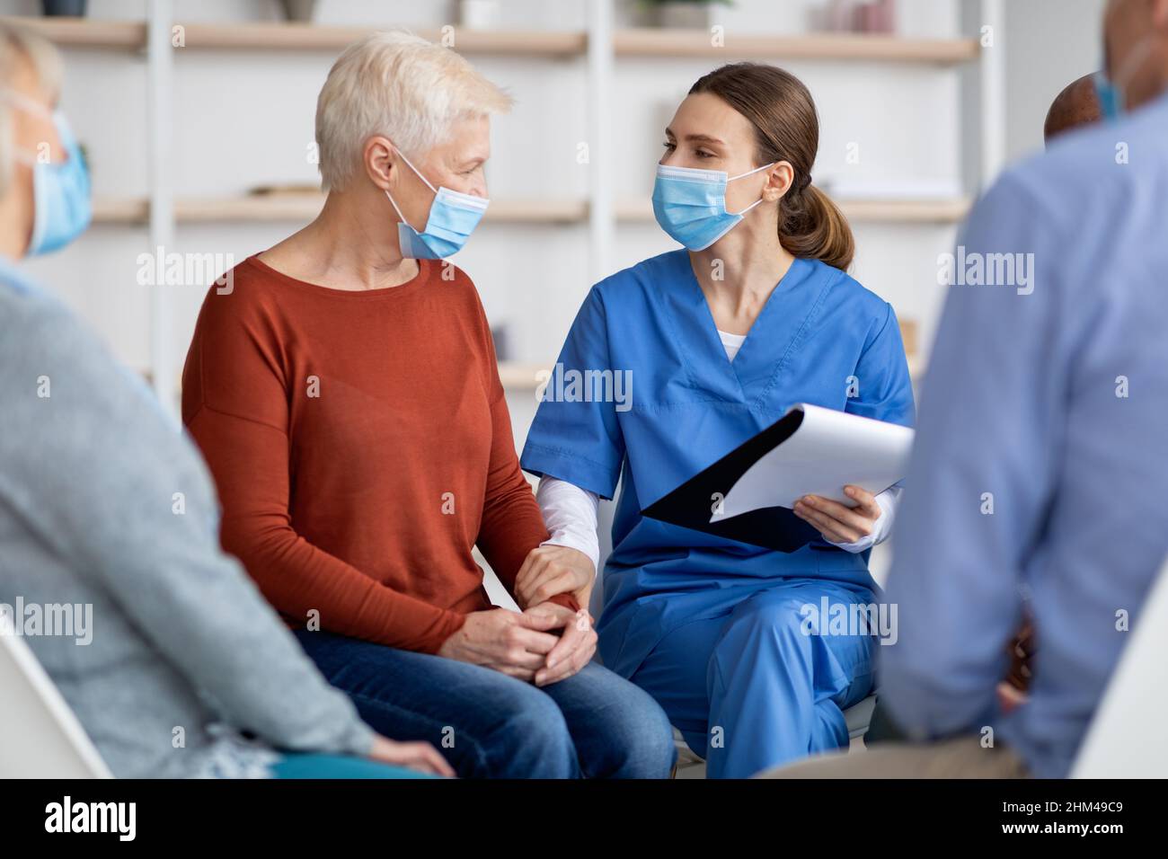Gros plan de la femme âgée obtenant le soutien psychologique de la femme thérapeute Banque D'Images