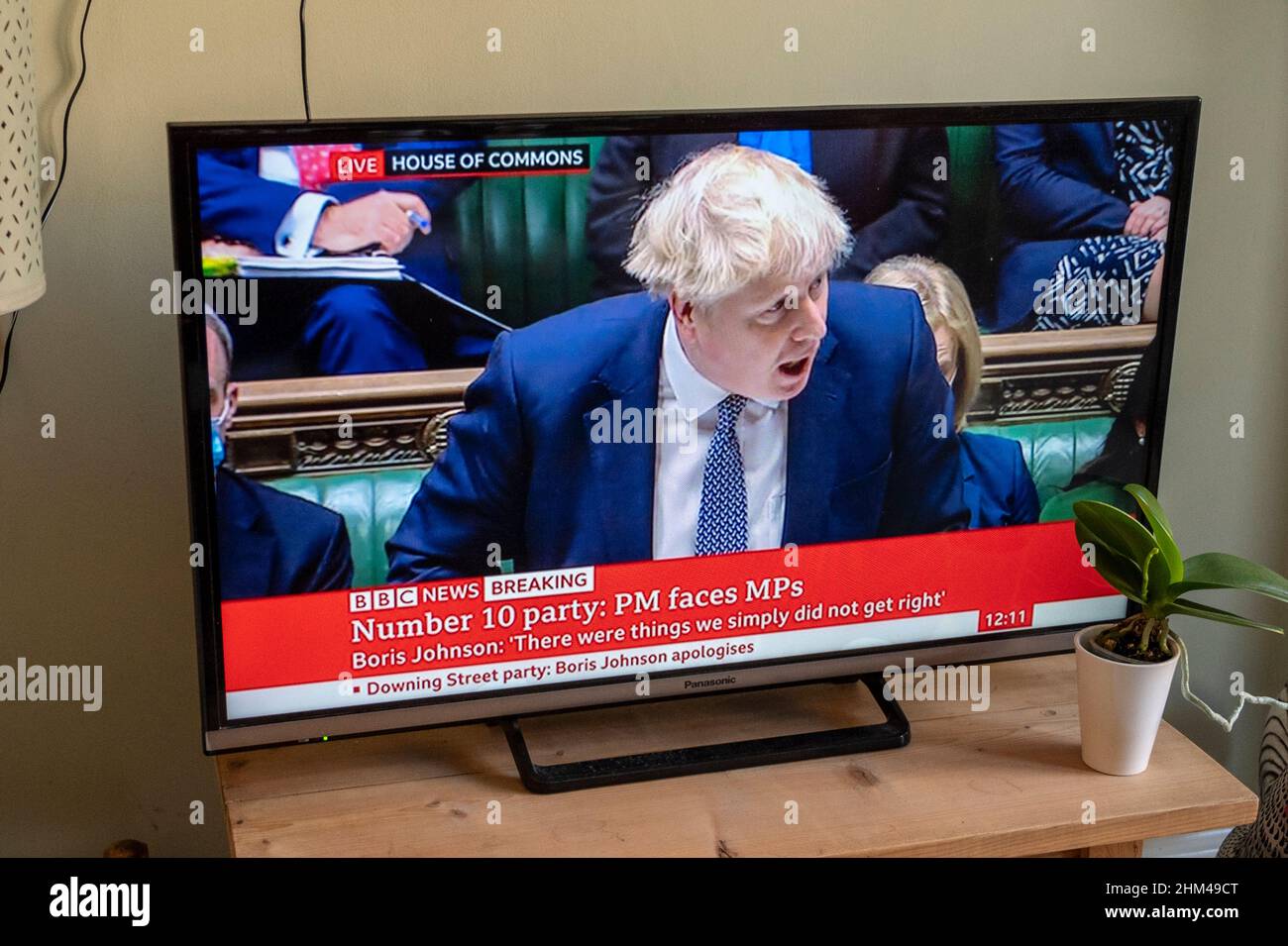 Le Premier ministre Boris Johnson à propos de BBC News s'excuse auprès des députés de la Chambre des communes pour avoir enfreint les règles de Covid avec les partis du 10 Downing Street. Banque D'Images