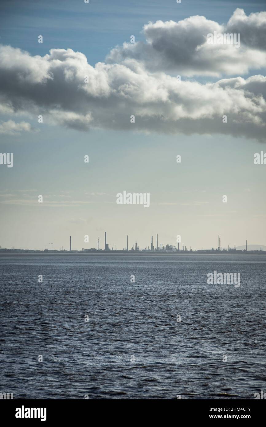 Le long de la rivière Mersey sur Otterspool Prom en regardant de l'autre côté vers le port d'Ellesmere Banque D'Images