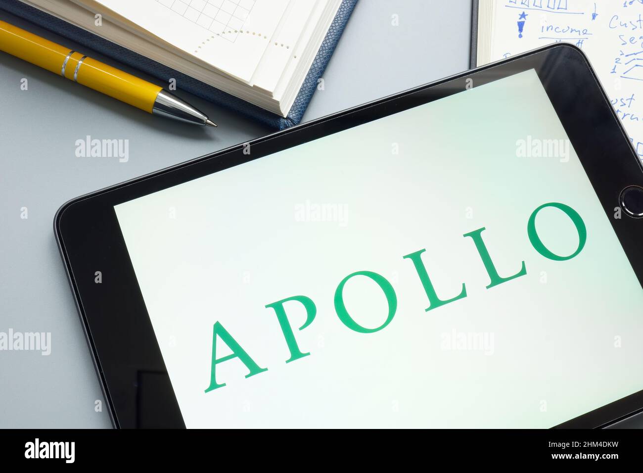 KIEV, UKRAINE - 27 janvier 2022.Tablette avec logo Apollo Global Management. Banque D'Images