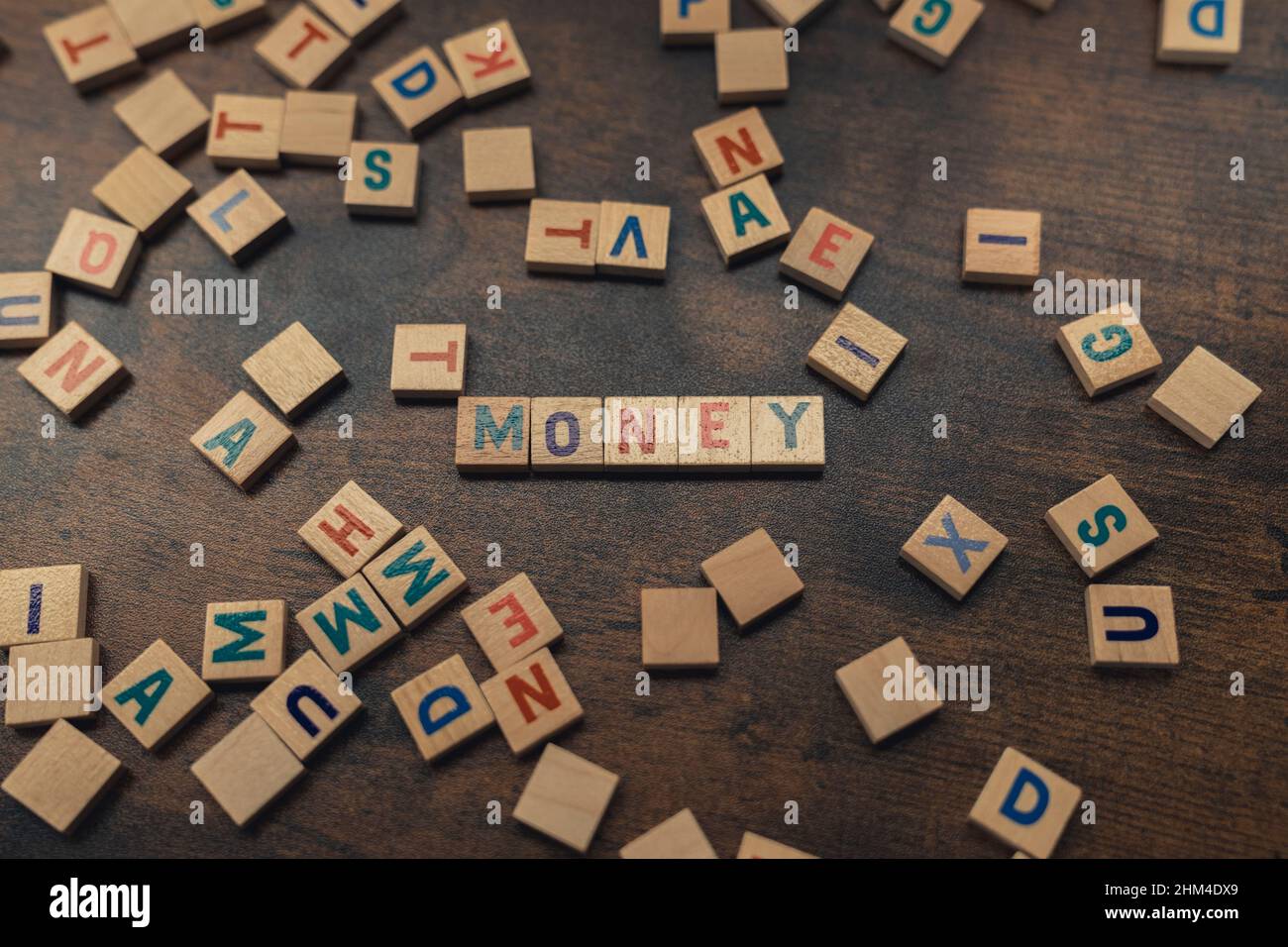 Mot d'argent composé de lettres de l'alphabet en bois éparpillées - message conceptuel. Photo de haute qualité Banque D'Images