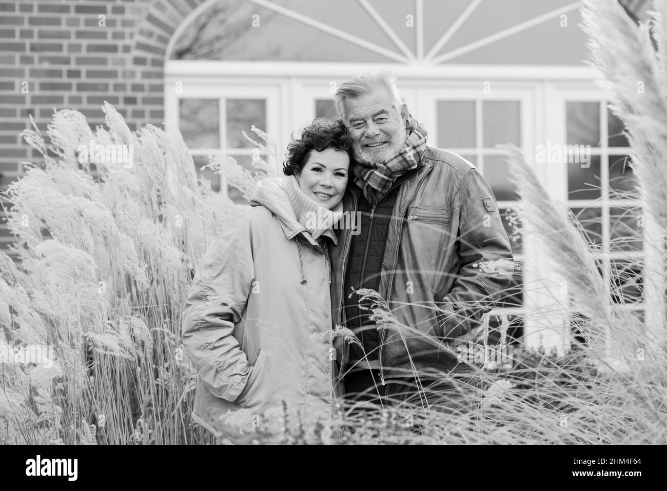 Senden, Allemagne.30th janvier 2022.Harry Wijnvoord, présentateur néerlandais (« le prix est chaud »), et son épouse Iris Wijnvoord se tiennent à l'extérieur de leur maison.Credit: Rolf Vennenbernd/dpa/Alay Live News Banque D'Images