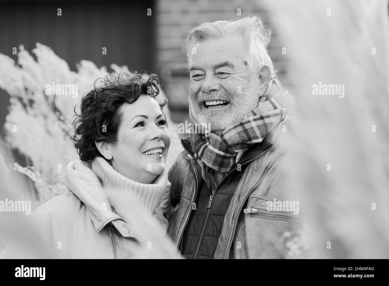 Senden, Allemagne.30th janvier 2022.Harry Wijnvoord, présentateur néerlandais (« le prix est chaud »), et son épouse Iris Wijnvoord se tiennent à l'extérieur de leur maison.Credit: Rolf Vennenbernd/dpa/Alay Live News Banque D'Images