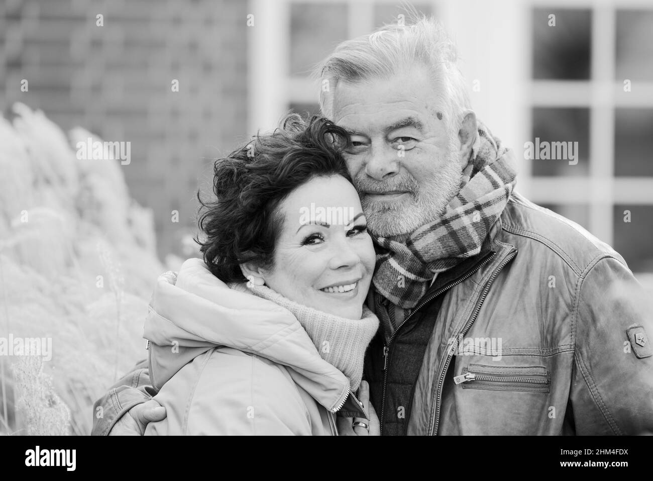 Senden, Allemagne.30th janvier 2022.Harry Wijnvoord, présentateur néerlandais (« le prix est chaud »), et son épouse Iris Wijnvoord se tiennent à l'extérieur de leur maison.Credit: Rolf Vennenbernd/dpa/Alay Live News Banque D'Images