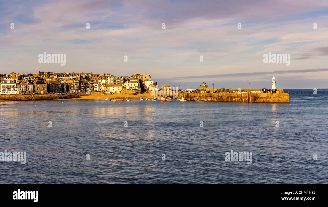 En fin d'après-midi, le soleil brille sur la jetée de Smeaton, port de St Ives, Cornwall Banque D'Images