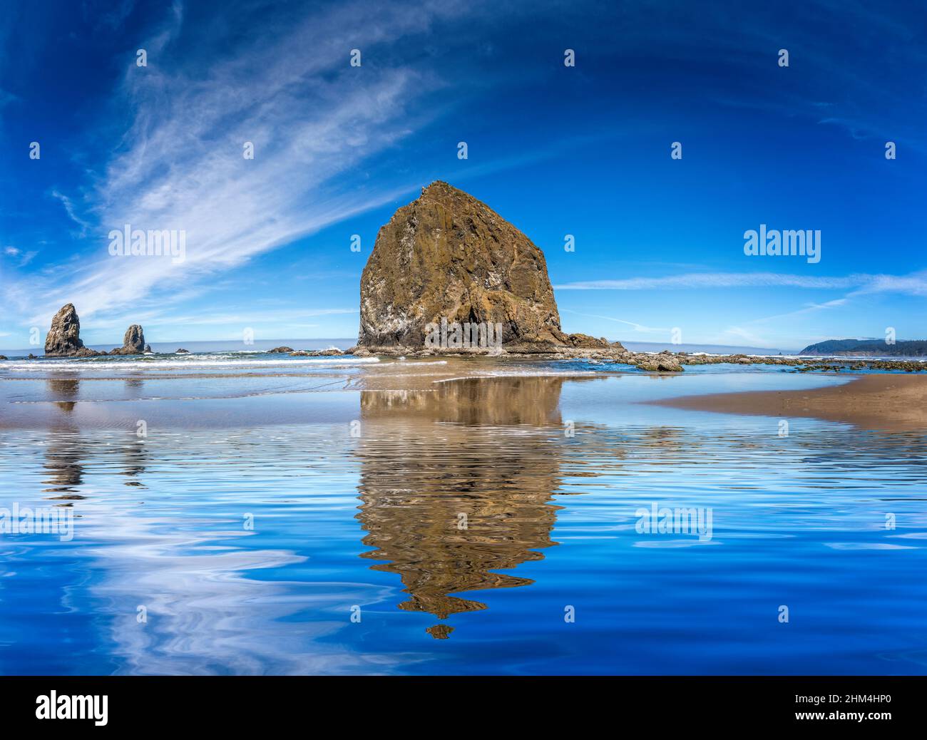 Le Haystack Rock sur la plage de Cannon Beach en Oregon Banque D'Images