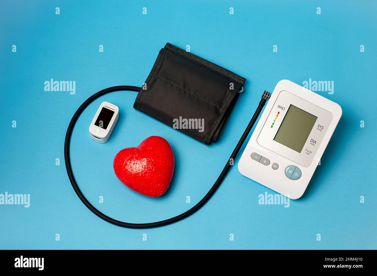 Sur un plan médical, un tonomètre automatique pour mesurer la pression, un oxymètre de pouls, un cœur rouge.Mesure du niveau d'oxygène dans le sang. Banque D'Images