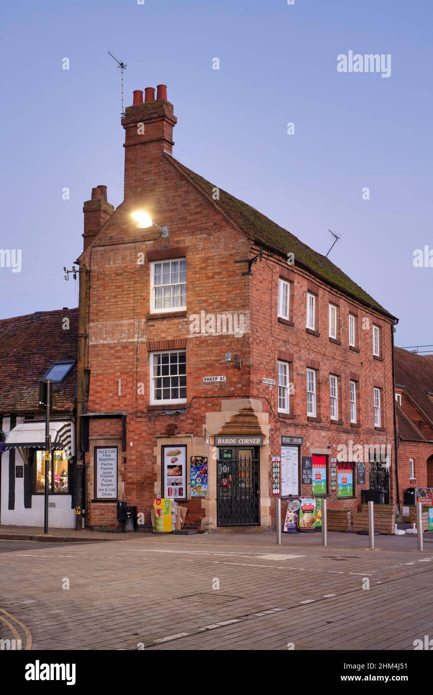 The Corner Shop sur Waterside à l'aube.Stratford-upon-Avon, Warwickshire, Angleterre Banque D'Images
