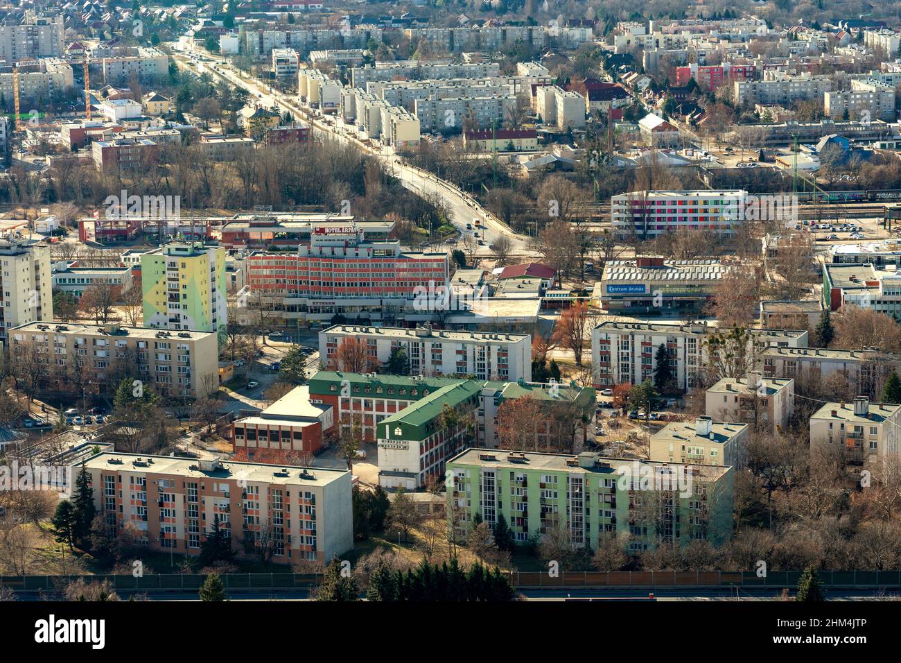 12.05.2022.-Tatabanya, Hongrie: Ville industrielle de Tatabanya d'en haut avec bloc d'appartements Banque D'Images