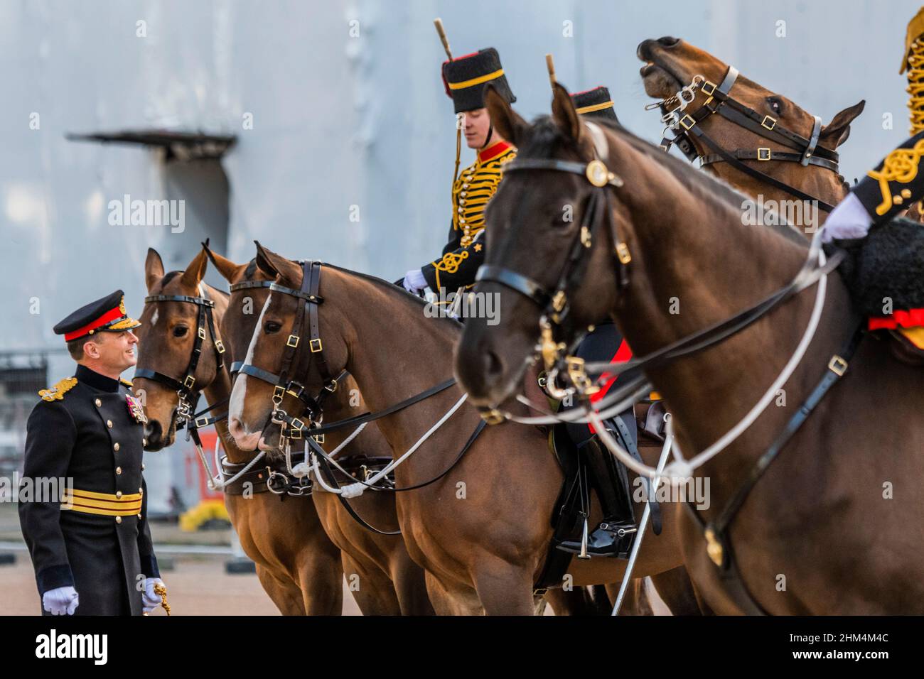 Londres, Royaume-Uni.7th févr. 2022.L'inspection générale - la troupe du roi l'Artillerie royale du cheval marque le 70th anniversaire de l'accession de HM la Reine au trône par un hommage aux armes à feu.Ils tirent une Salute de 41 canons ronds de 6 canons à Green Park et cela a également marqué le début du Jubilé de platine.Crédit : Guy Bell/Alay Live News Banque D'Images