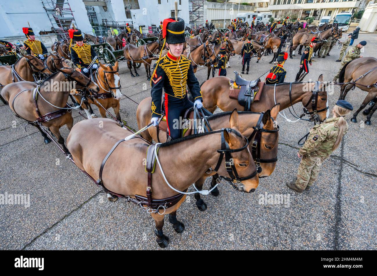 Londres, Royaume-Uni.7th févr. 2022.L'inspection générale - la troupe du roi l'Artillerie royale du cheval marque le 70th anniversaire de l'accession de HM la Reine au trône par un hommage aux armes à feu.Ils tirent une Salute de 41 canons ronds de 6 canons à Green Park et cela a également marqué le début du Jubilé de platine.Crédit : Guy Bell/Alay Live News Banque D'Images