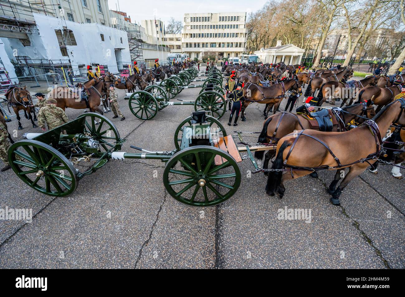 Londres, Royaume-Uni.7th févr. 2022.L'inspection générale - la troupe du roi l'Artillerie royale du cheval marque le 70th anniversaire de l'accession de HM la Reine au trône par un hommage aux armes à feu.Ils tirent une Salute de 41 canons ronds de 6 canons à Green Park et cela a également marqué le début du Jubilé de platine.Crédit : Guy Bell/Alay Live News Banque D'Images