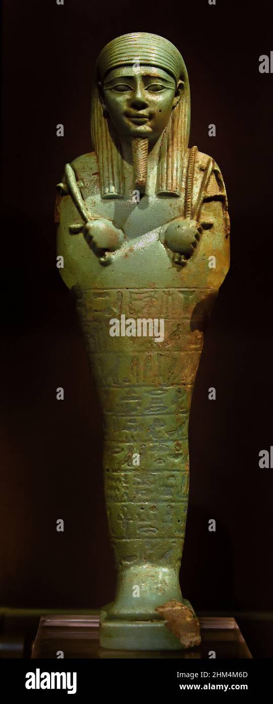 Mummiform Shabti de Nebethut, portant des outils agricoles, Faïence, fin de la période tardive, début de la période Ptoléméenne 4th-2th siècle avant J.-C. Égypte (Museo Egizio di Torino Italie) Banque D'Images