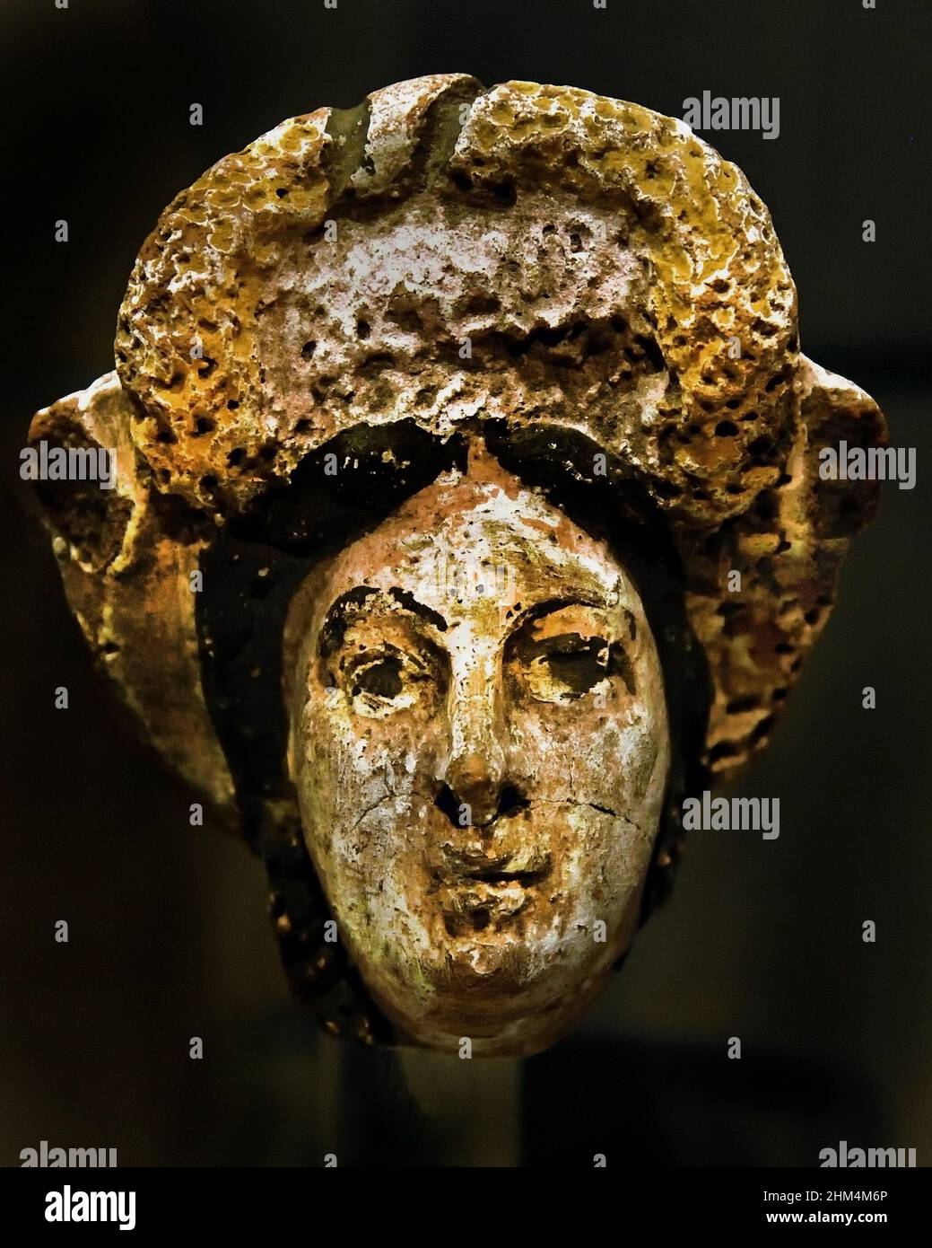 Tête d'une femme portant une couronne florale, possiblement Aphrodite, argile cuite au four, peinture, 332–30 BC,10 x 9,7 x 7,5 cm, période Ptolemaic, Égypte (Museo Egizio di Torino Italie) Banque D'Images