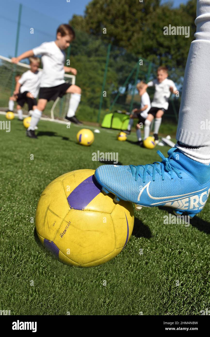 Camp d'entraînement de football pour jeunes garçons et filles, Yorkshire, Royaume-Uni Banque D'Images