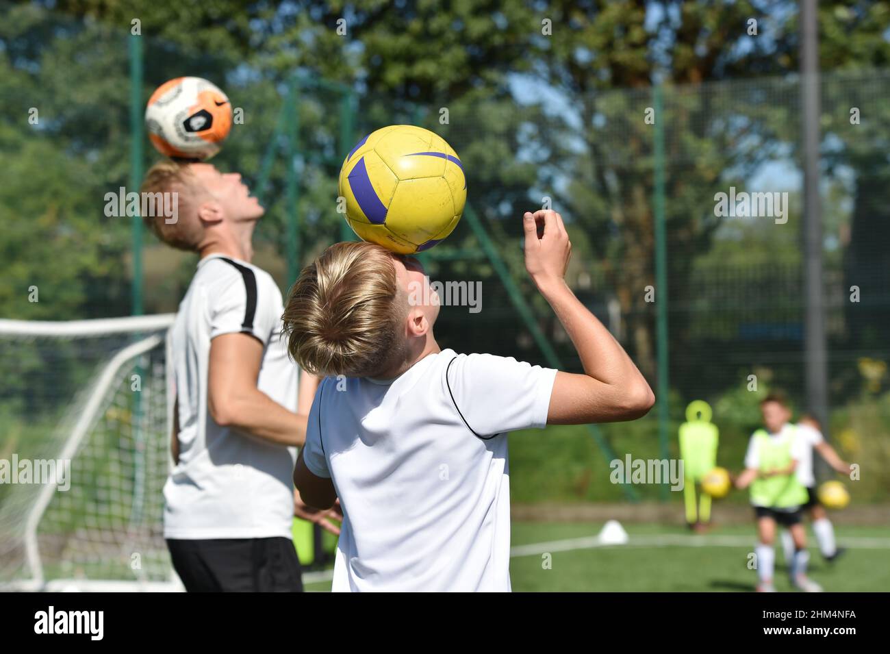 Camp d'entraînement de football pour jeunes garçons et filles, Yorkshire, Royaume-Uni Banque D'Images