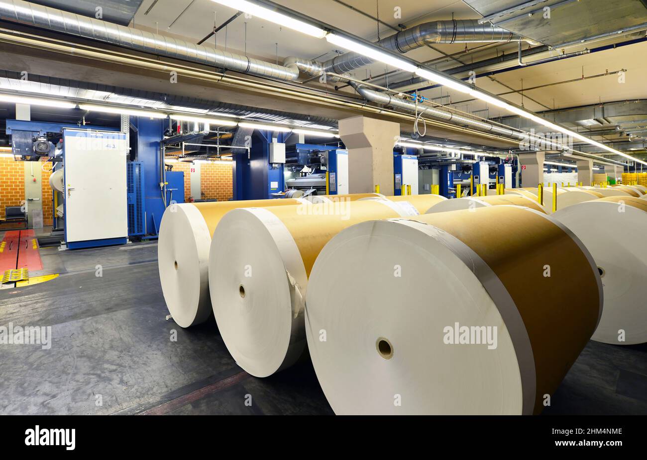 Les rouleaux de papier et de machines d'impression offset dans une grande boutique d'impression pour la production de journaux et magazines Banque D'Images