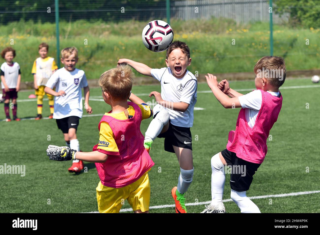 Camp d'entraînement de football pour jeunes garçons et filles, Yorkshire, Royaume-Uni Banque D'Images