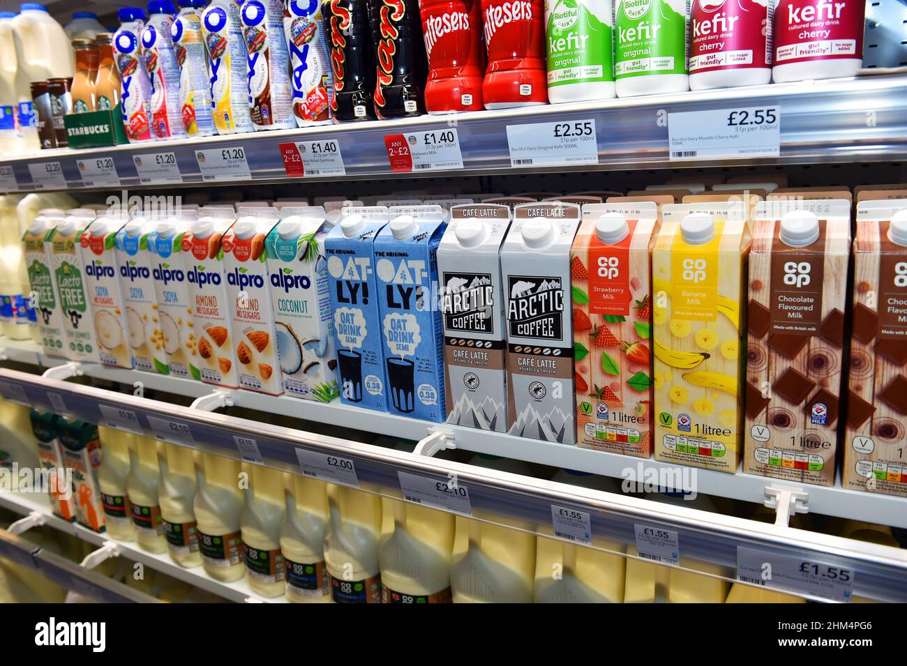 Différents laits en vente dans un supermarché UK Banque D'Images