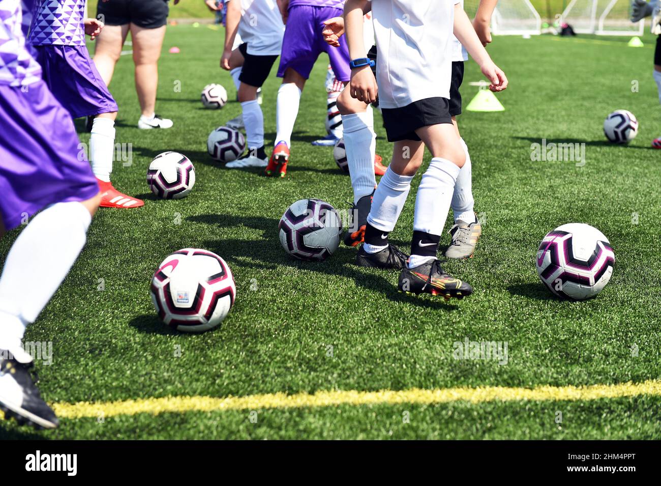 Camp d'entraînement de football pour jeunes garçons et filles, Yorkshire, Royaume-Uni Banque D'Images