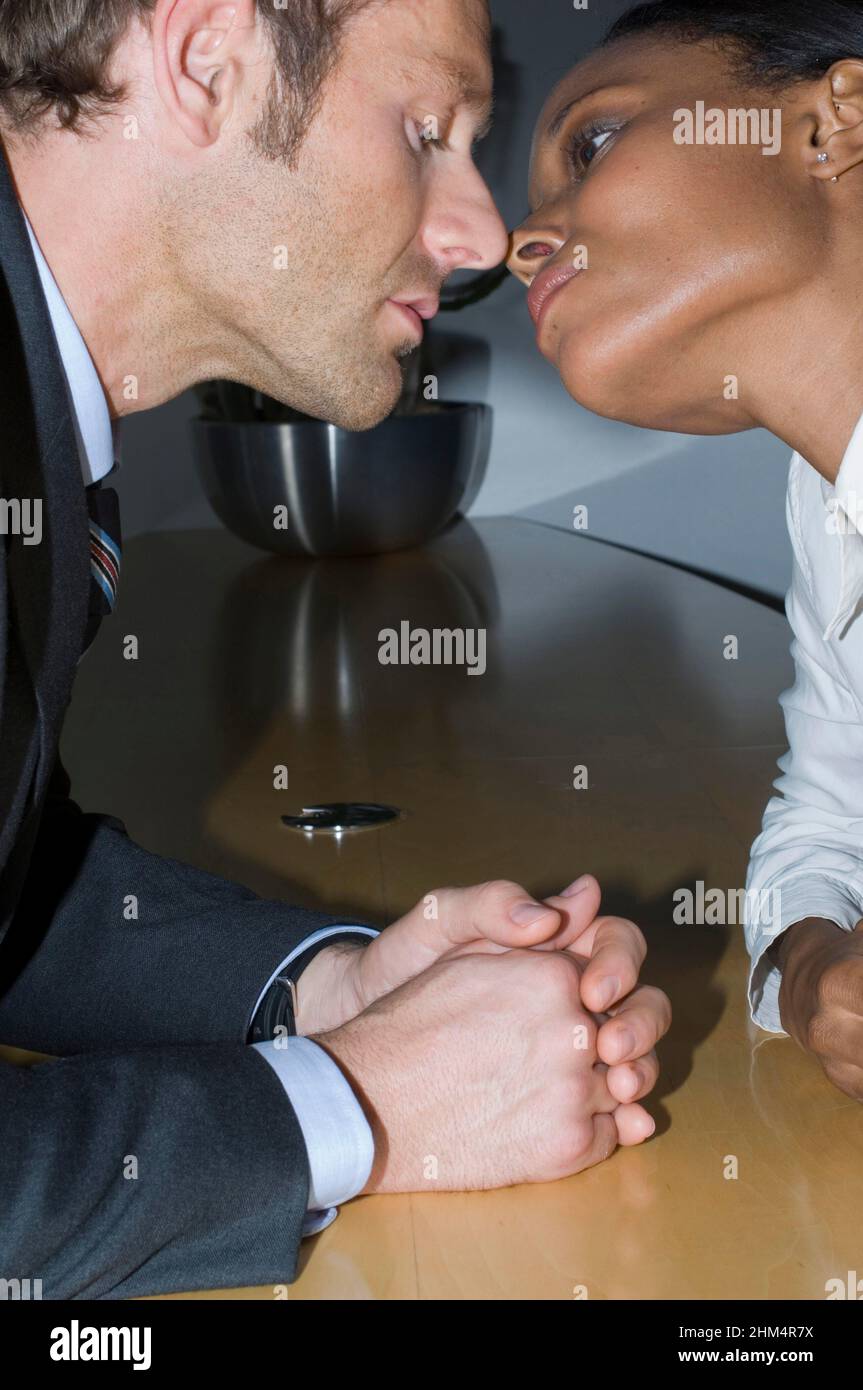 Gros plan d'Un homme d'affaires et D'Une femme d'affaires sur le point de démarrer Kissing, crédit:Photoshhot Creative / Stuart Cox / Avalon Banque D'Images