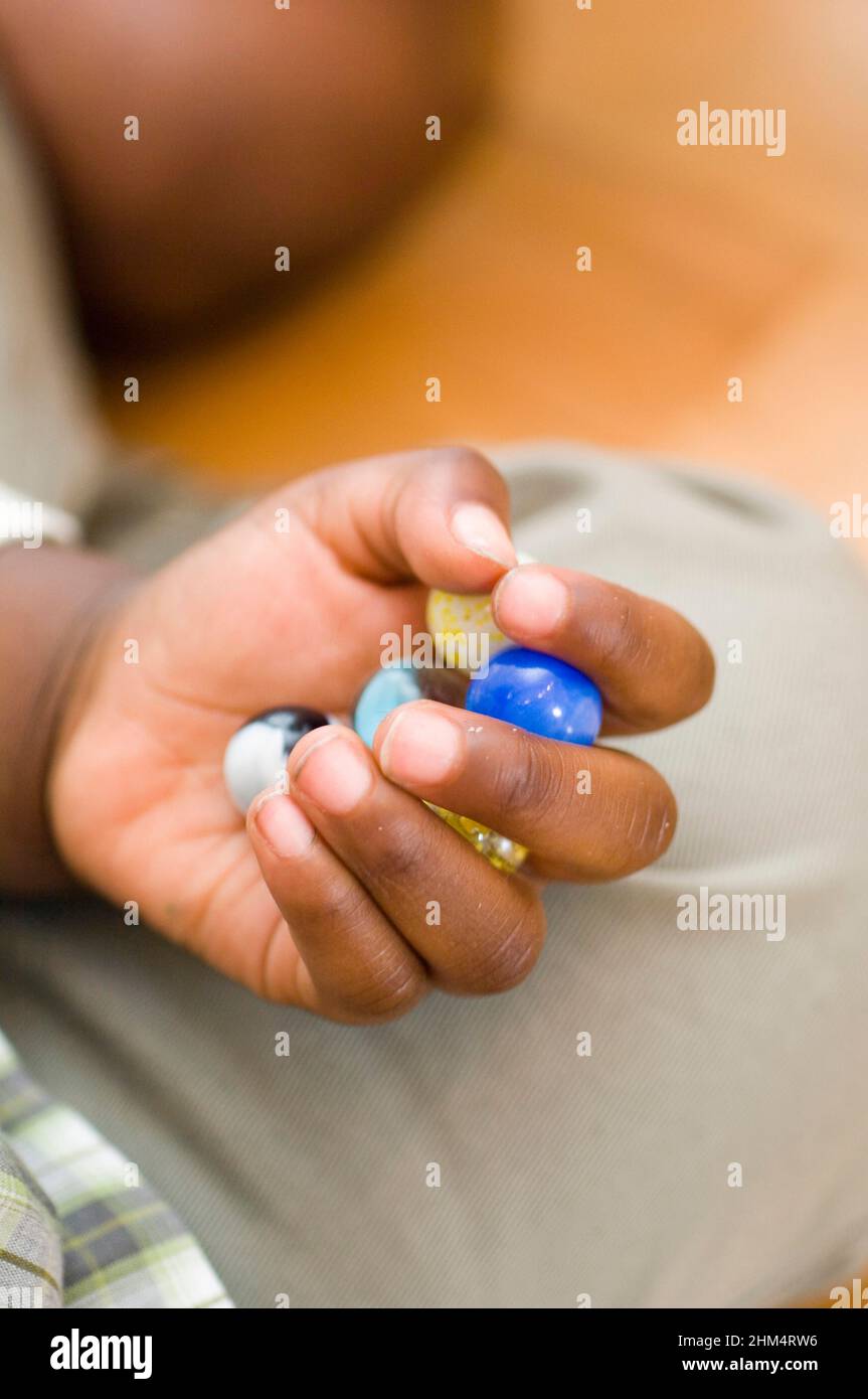 Gros plan de La main d'Un enfant tenant Marbles, crédit:Photohot Creative / Stuart Cox / Avalon Banque D'Images