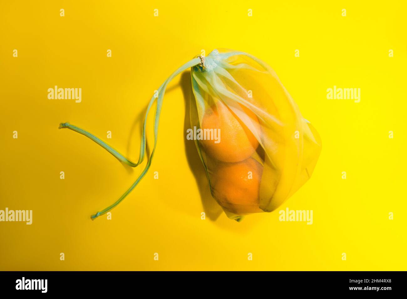 Fruits dans un sac jetable sur fond jaune. Banque D'Images