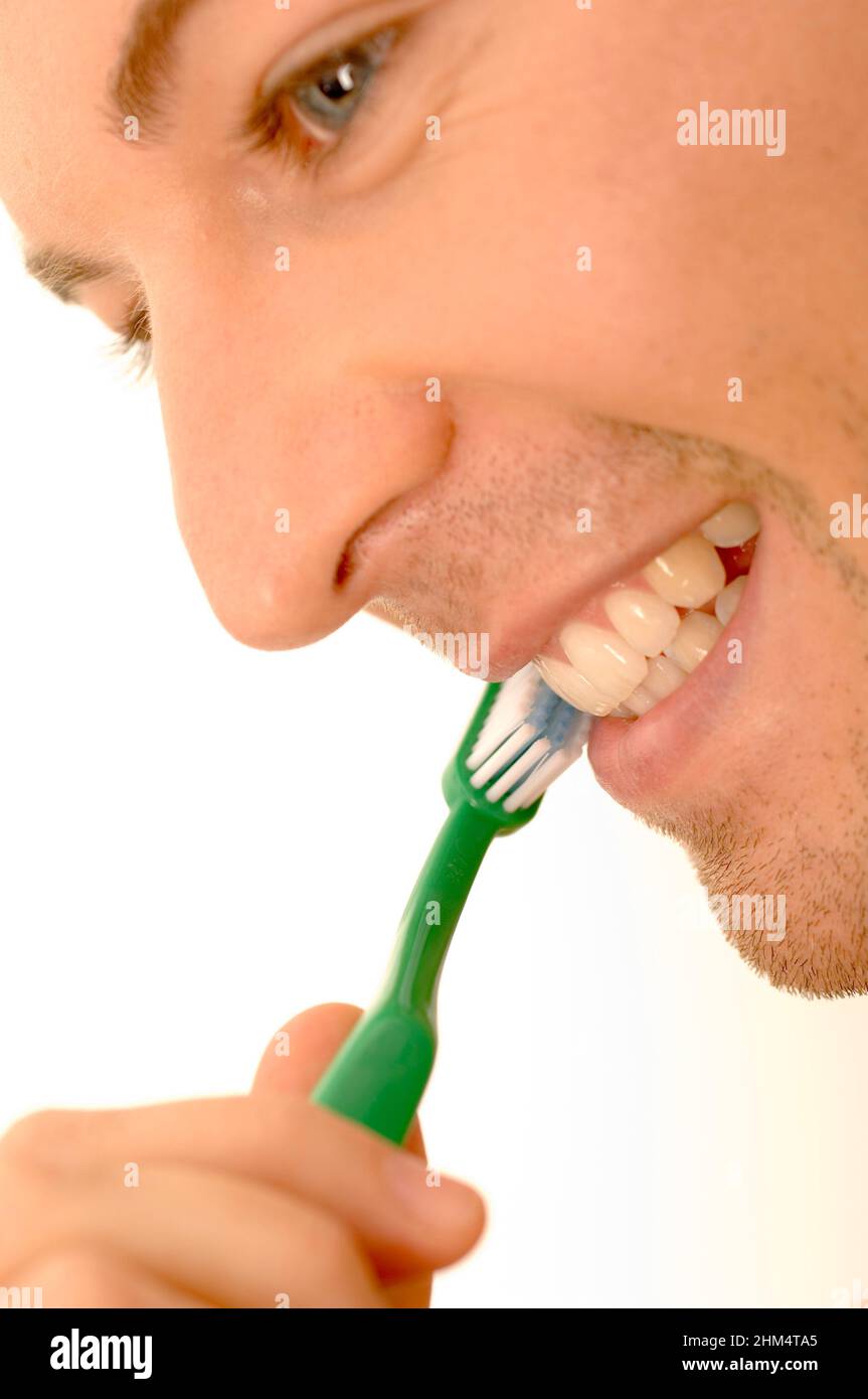 Gros plan d'Un jeune homme se brossant les dents, Credit:Photoshhot Creative / Stuart Cox / Avalon Banque D'Images