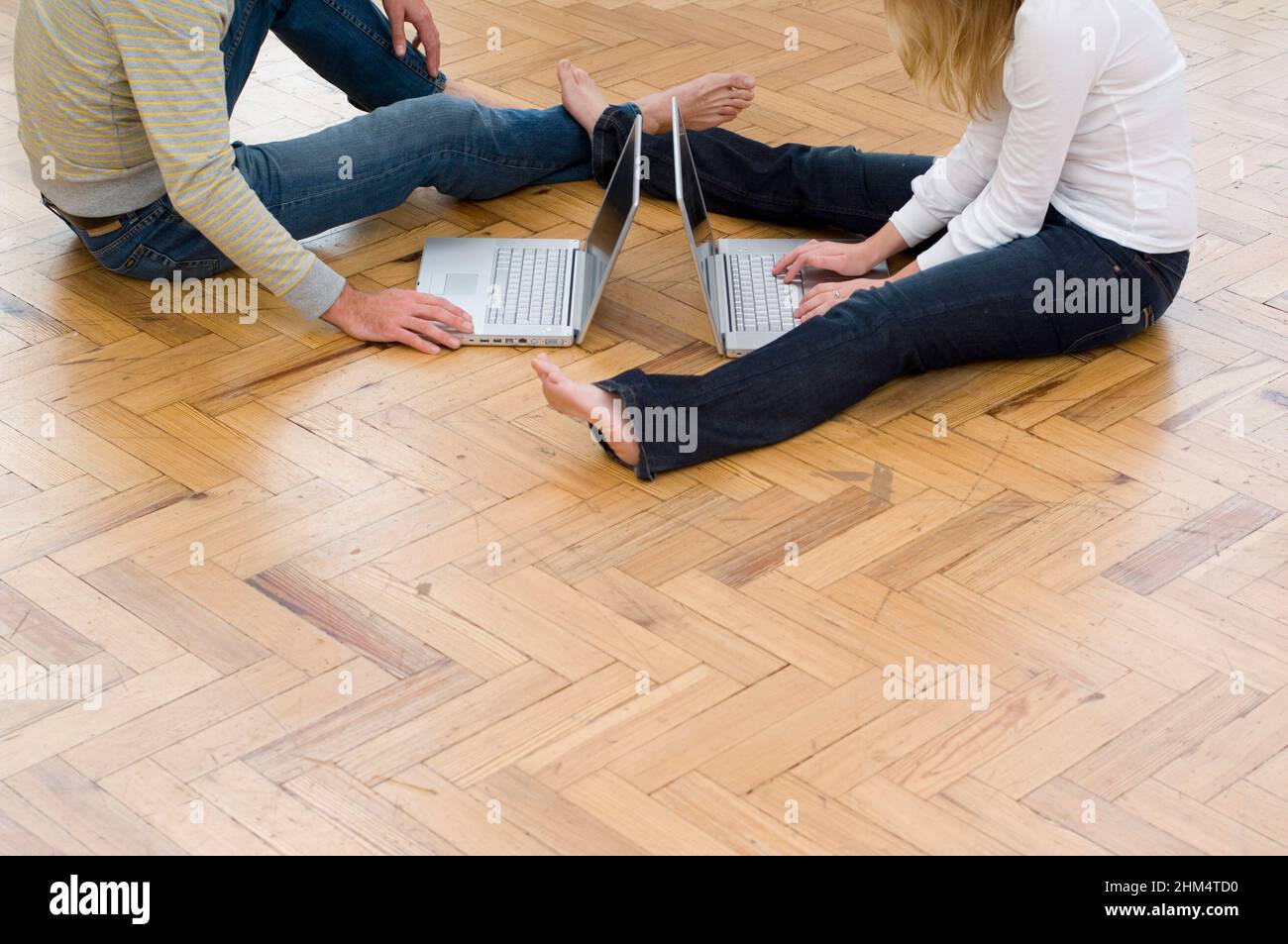 Vue en coupe basse d'Un homme et D'Une femme utilisant des ordinateurs portables, crédit:Photohot Creative / Stuart Cox / Avalon Banque D'Images