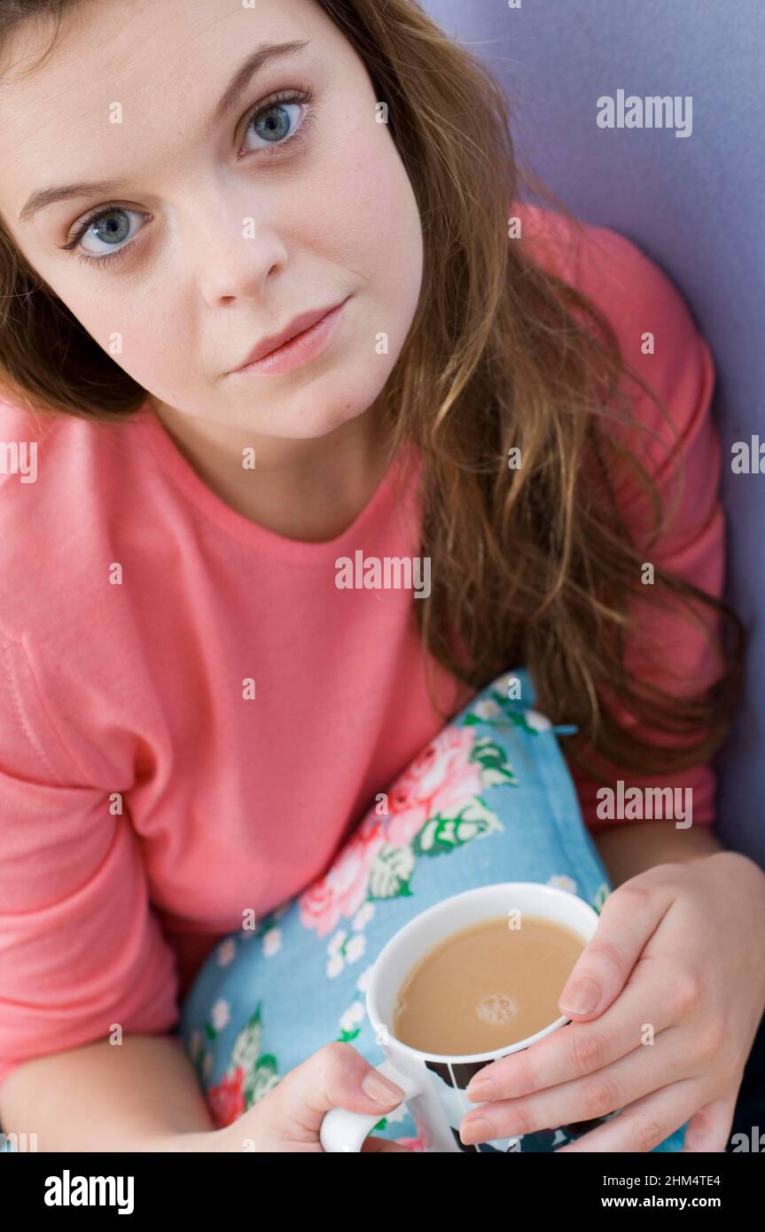 Portrait d'Une jeune femme tenant Une tasse de thé, crédit:Photoshohot Creative / Stuart Cox / Avalon Banque D'Images