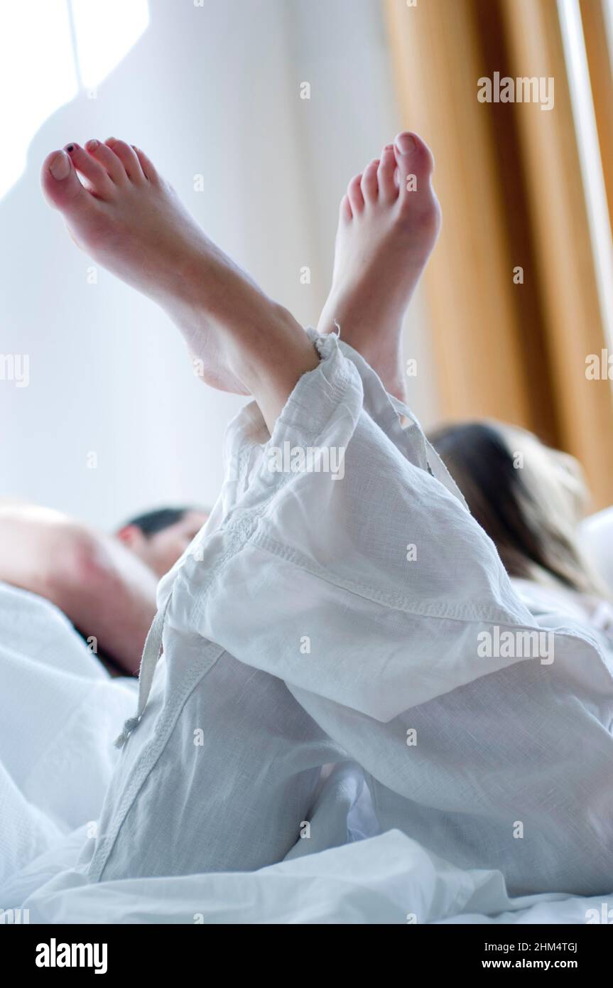 Homme et Une femme sur le lit, crédit:Photoshhot Creative / Stuart Cox / Avalon Banque D'Images