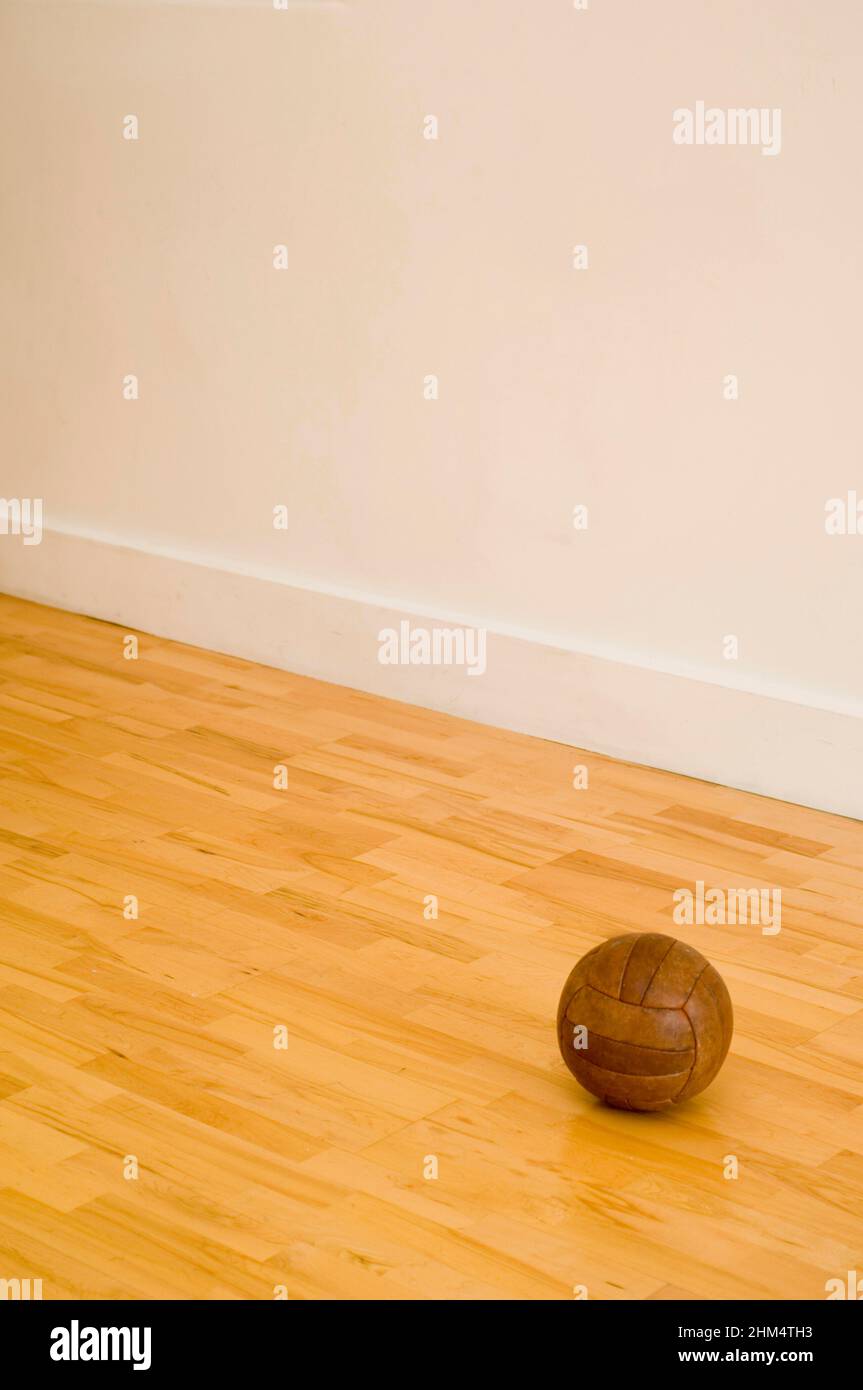 Vue en grand angle d'Un ballon de football en cuir, crédit : Photoshhot Creative / Stuart Cox / Avalon Banque D'Images