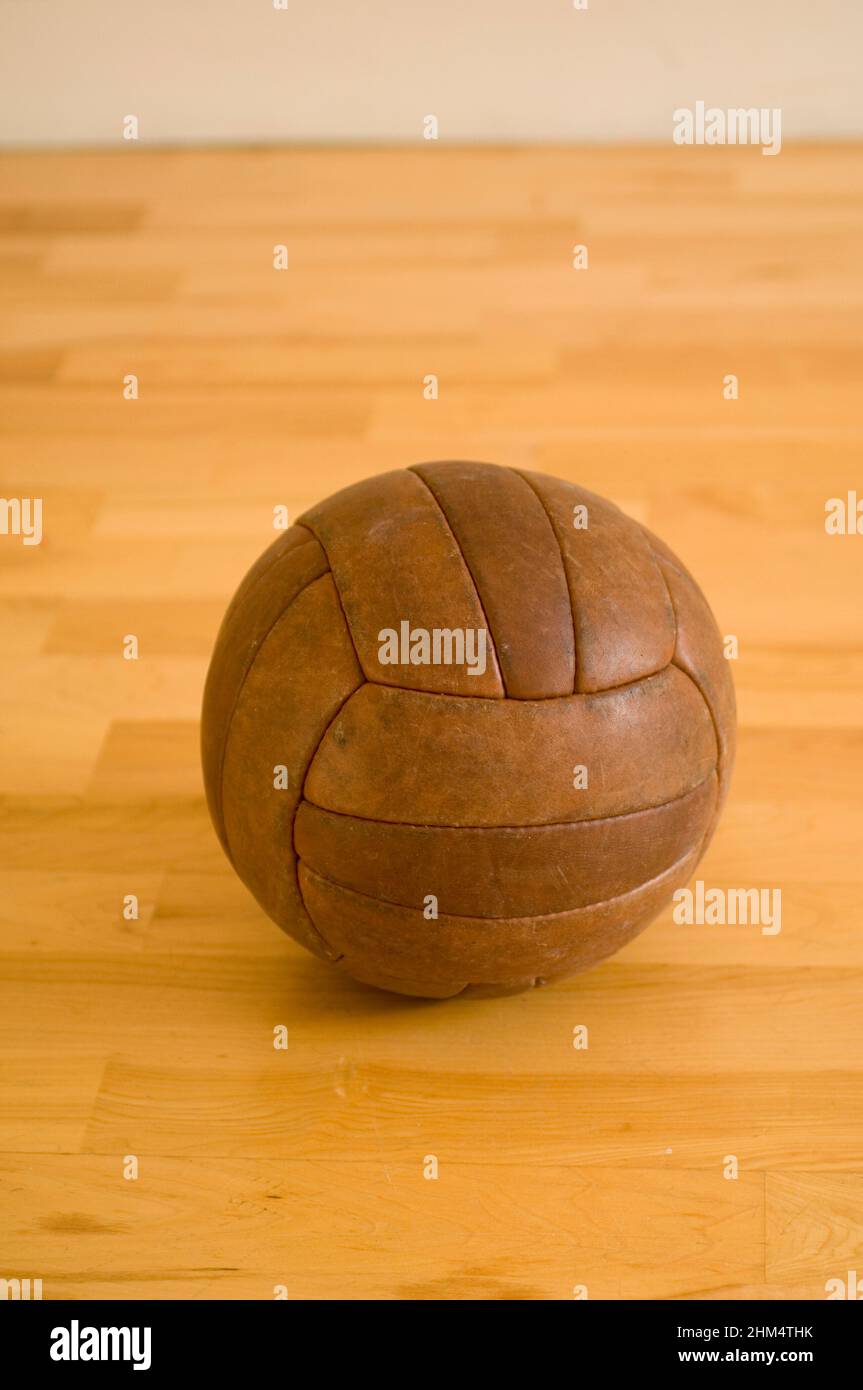 Vue en grand angle d'Un ballon de football en cuir, crédit : Photoshhot Creative / Stuart Cox / Avalon Banque D'Images