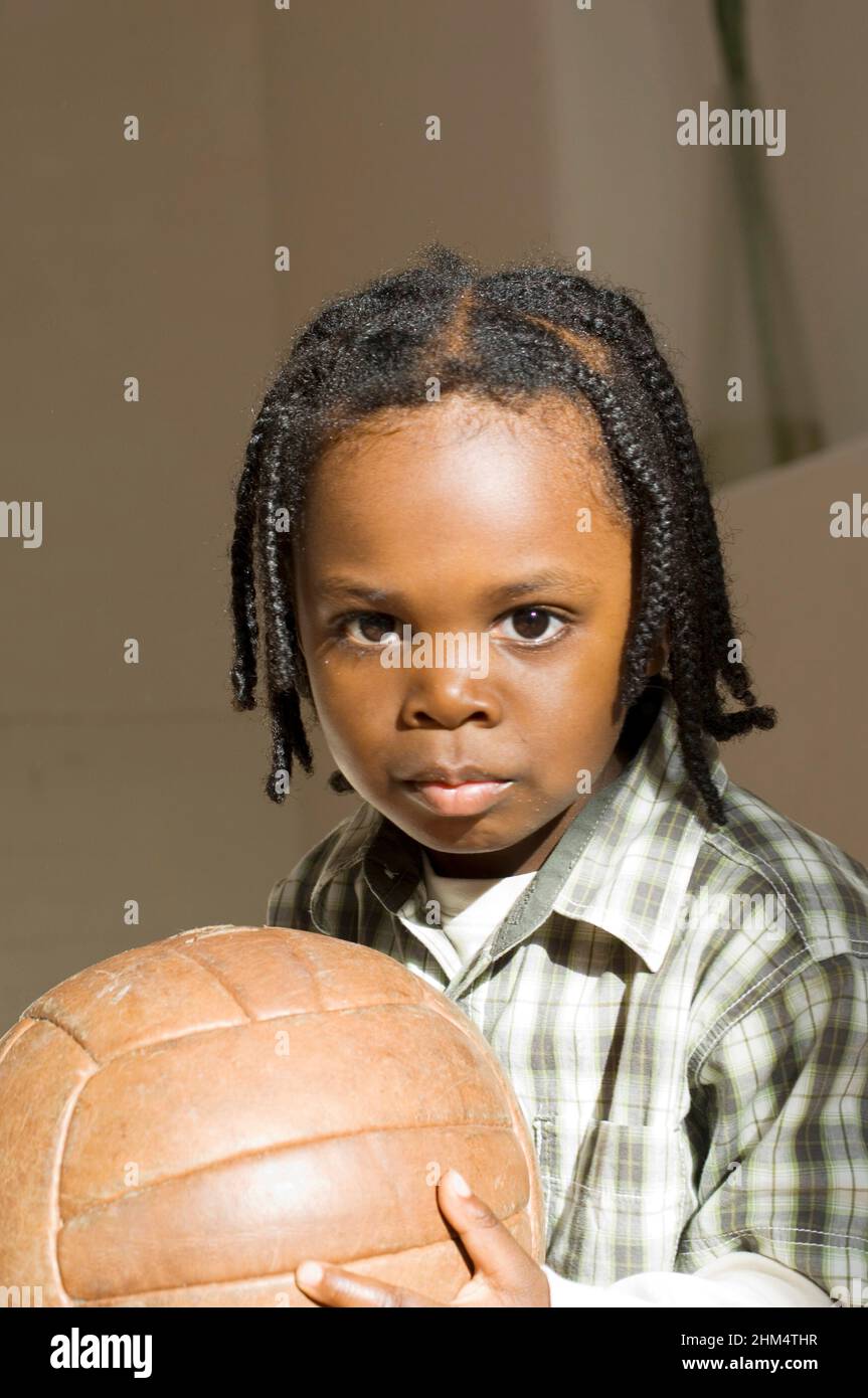 Portrait d'Un garçon tenant Un volleyball, crédit:Photoshhot Creative / Stuart Cox / Avalon Banque D'Images