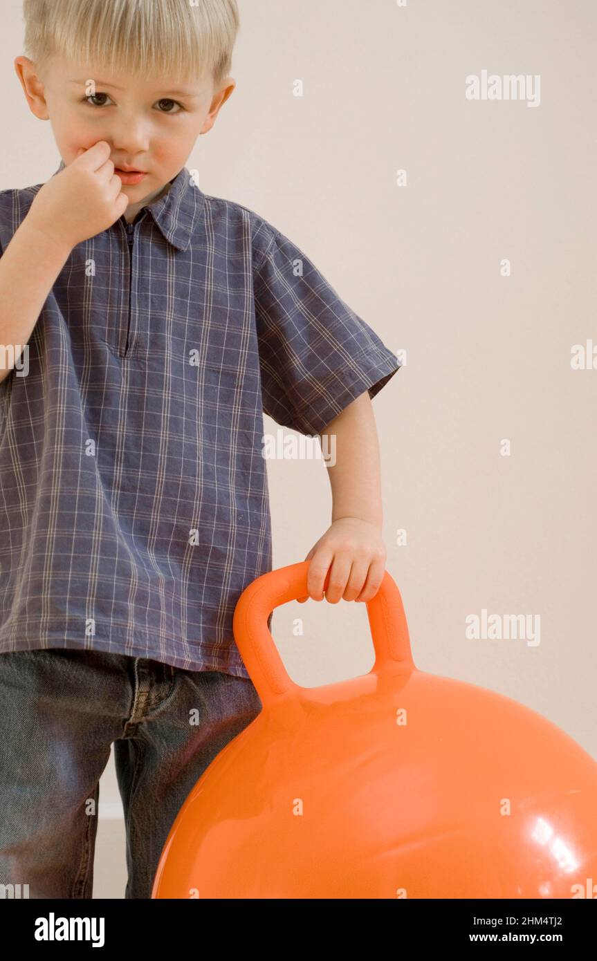 Gros plan d'Un garçon tenant Une trémie d'espace, crédit:Photohot Creative / Stuart Cox / Avalon Banque D'Images