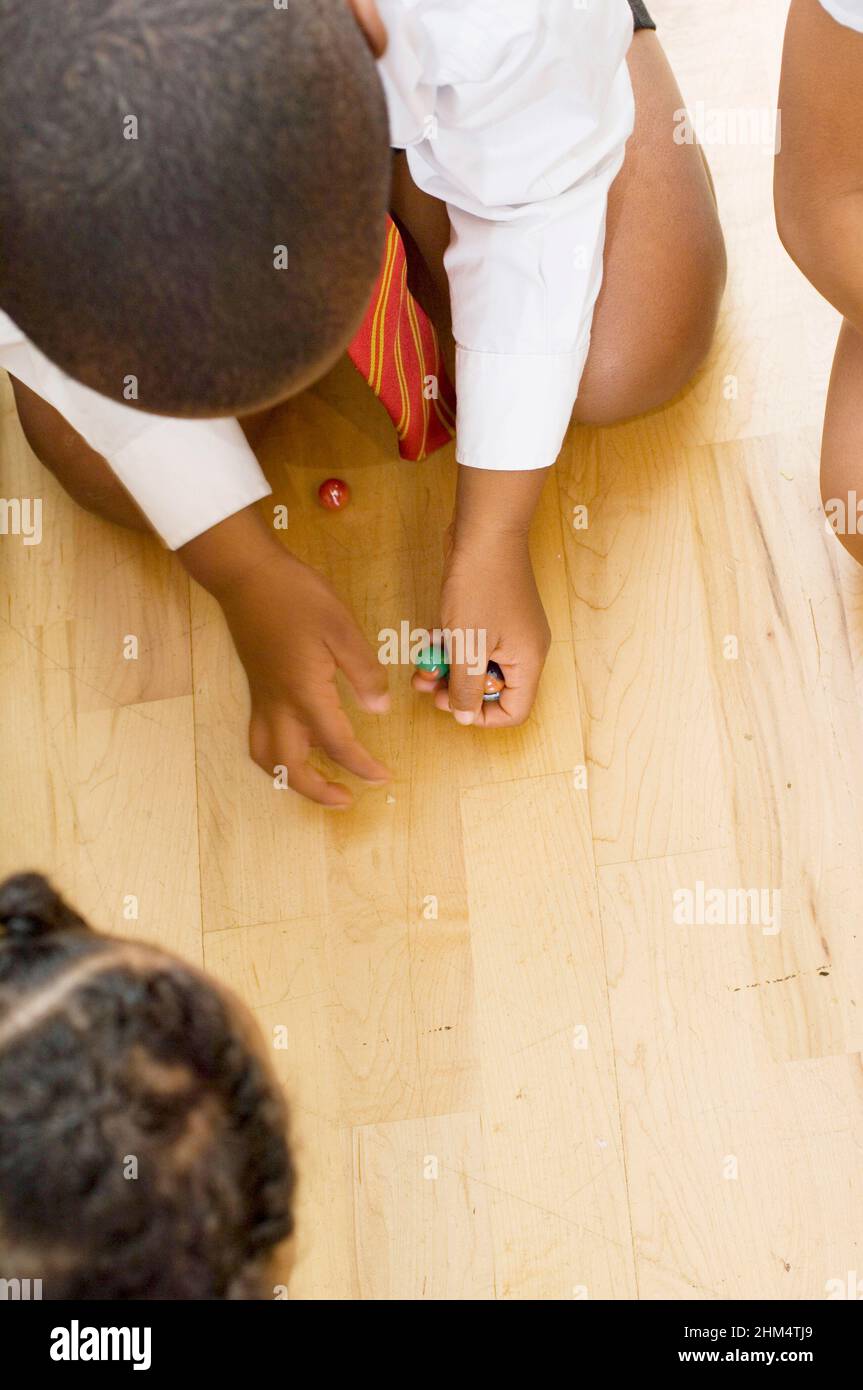 Enfants jouant avec Marbles, Credit:Photoshhot Creative / Stuart Cox / Avalon Banque D'Images