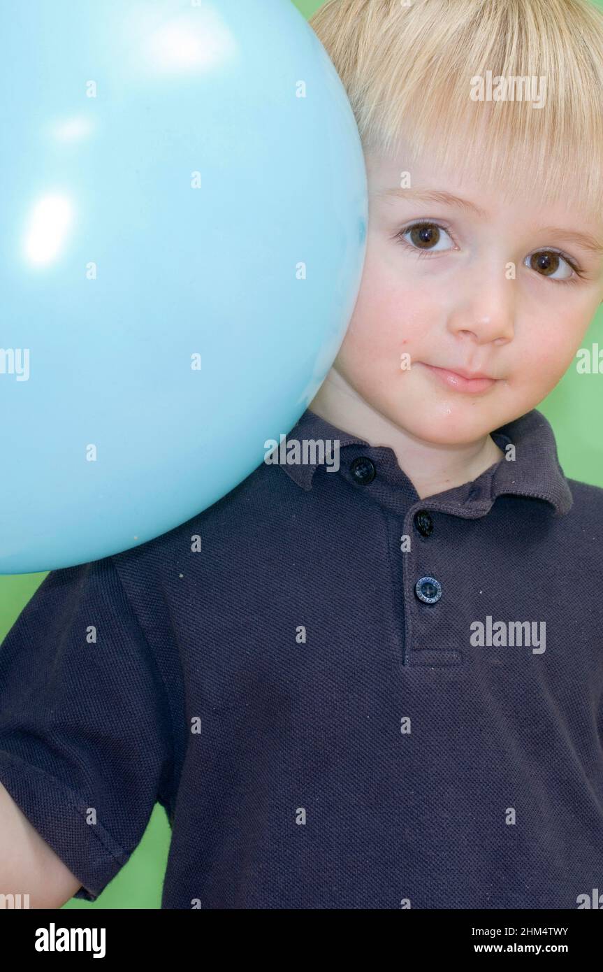 Portrait d'Un garçon tenant Un ballon, crédit:Photoshhot Creative / Stuart Cox / Avalon Banque D'Images