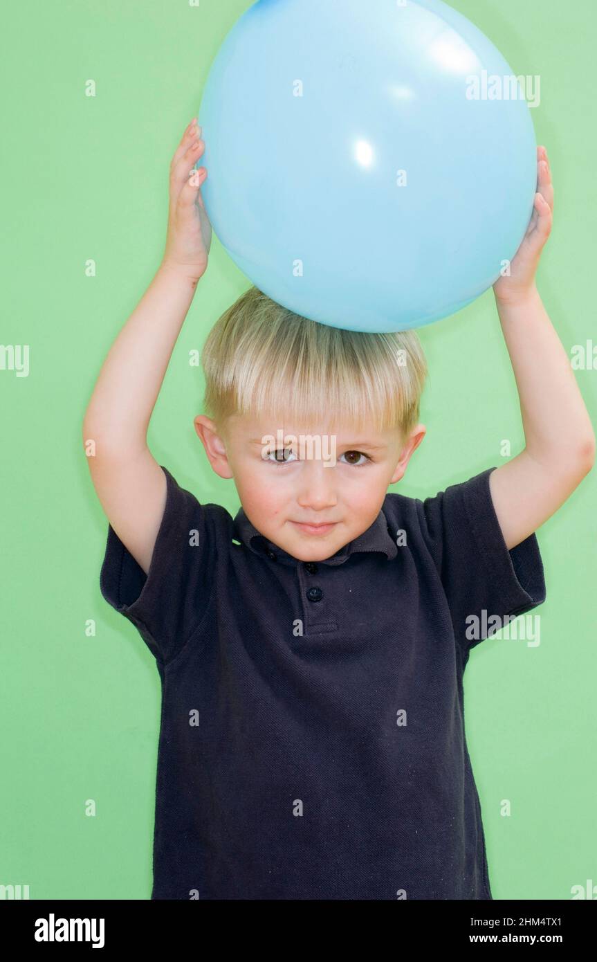 Gros plan d'Un garçon tenant Un ballon, crédit:Photohot Creative / Stuart Cox / Avalon Banque D'Images