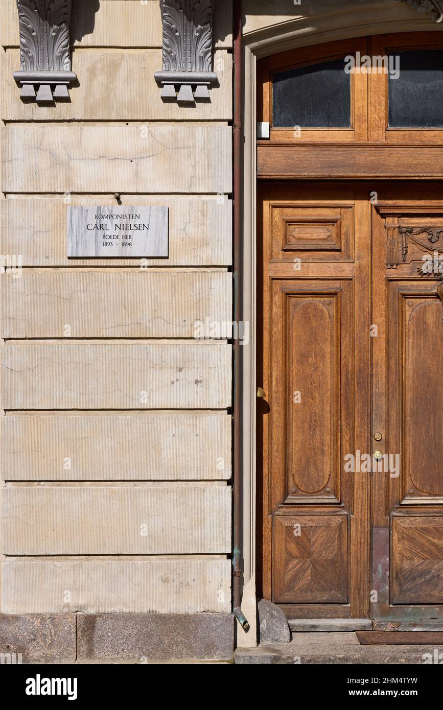 'Le compositeur Carl Nielsen a vécu ici 1893 - 1898', plaque de marbre sur le bâtiment, Frederiksgade 5, Copenhague, Danemark Banque D'Images