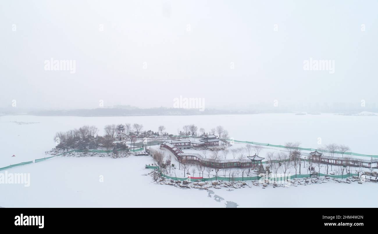 Yinchuan.7th févr. 2022.La photo aérienne prise le 7 février 2022 montre les paysages de neige à Yinchuan, capitale de la région autonome de Ningxia hui, dans le nord-ouest de la Chine.Crédit: Wang Peng/Xinhua/Alay Live News Banque D'Images
