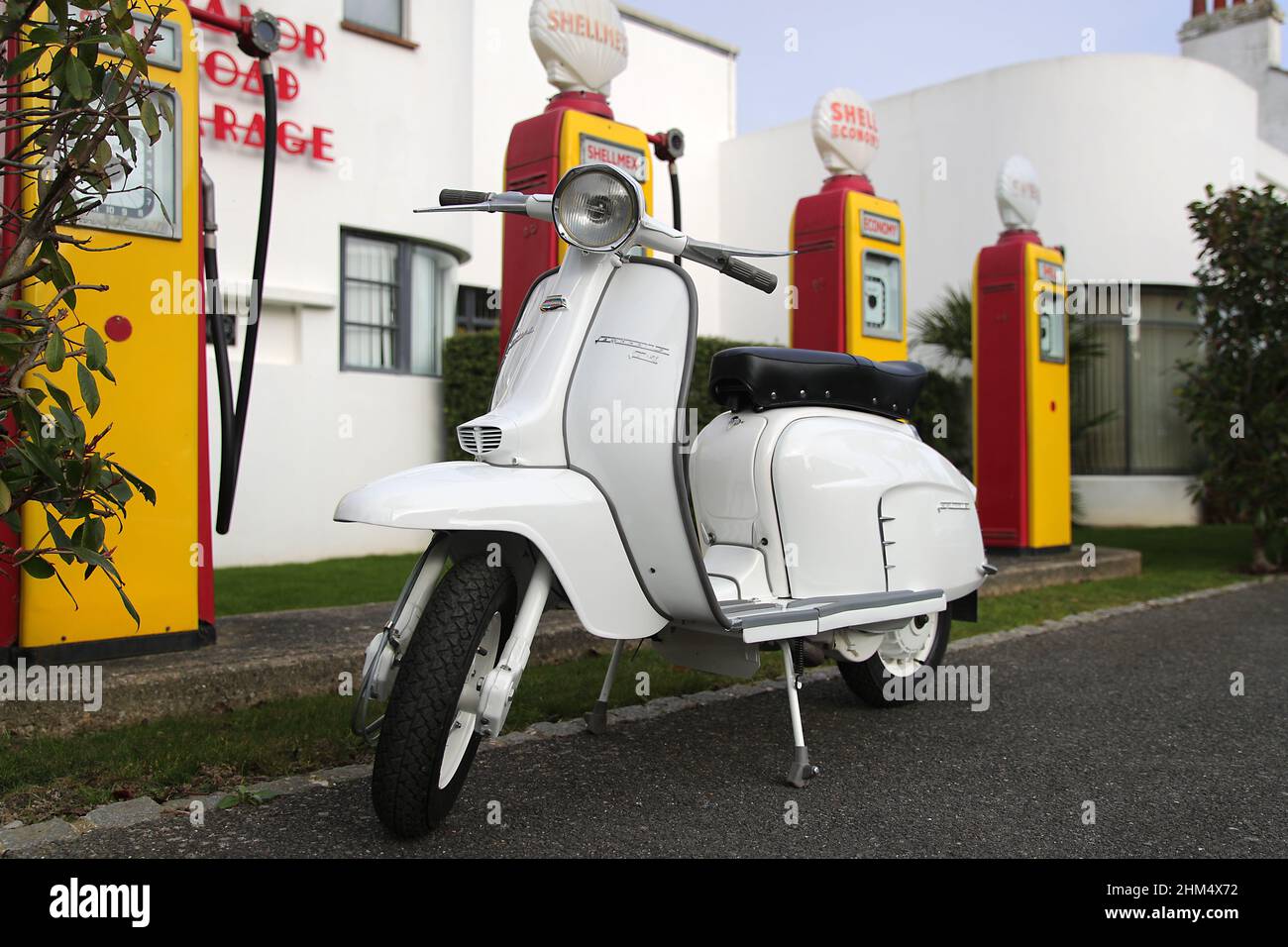 Innocenti Lambretta LI150cc série III, modèle 1964, pompes à essence Shell rétro, Manor Road garage, East Preston. Restauration standard. Banque D'Images