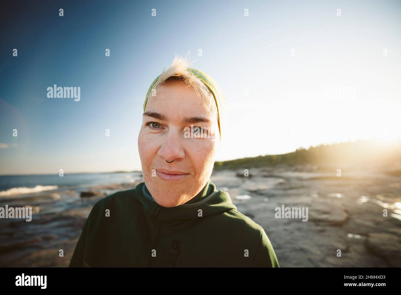 Portrait d'une femme souriante sur la côte Banque D'Images