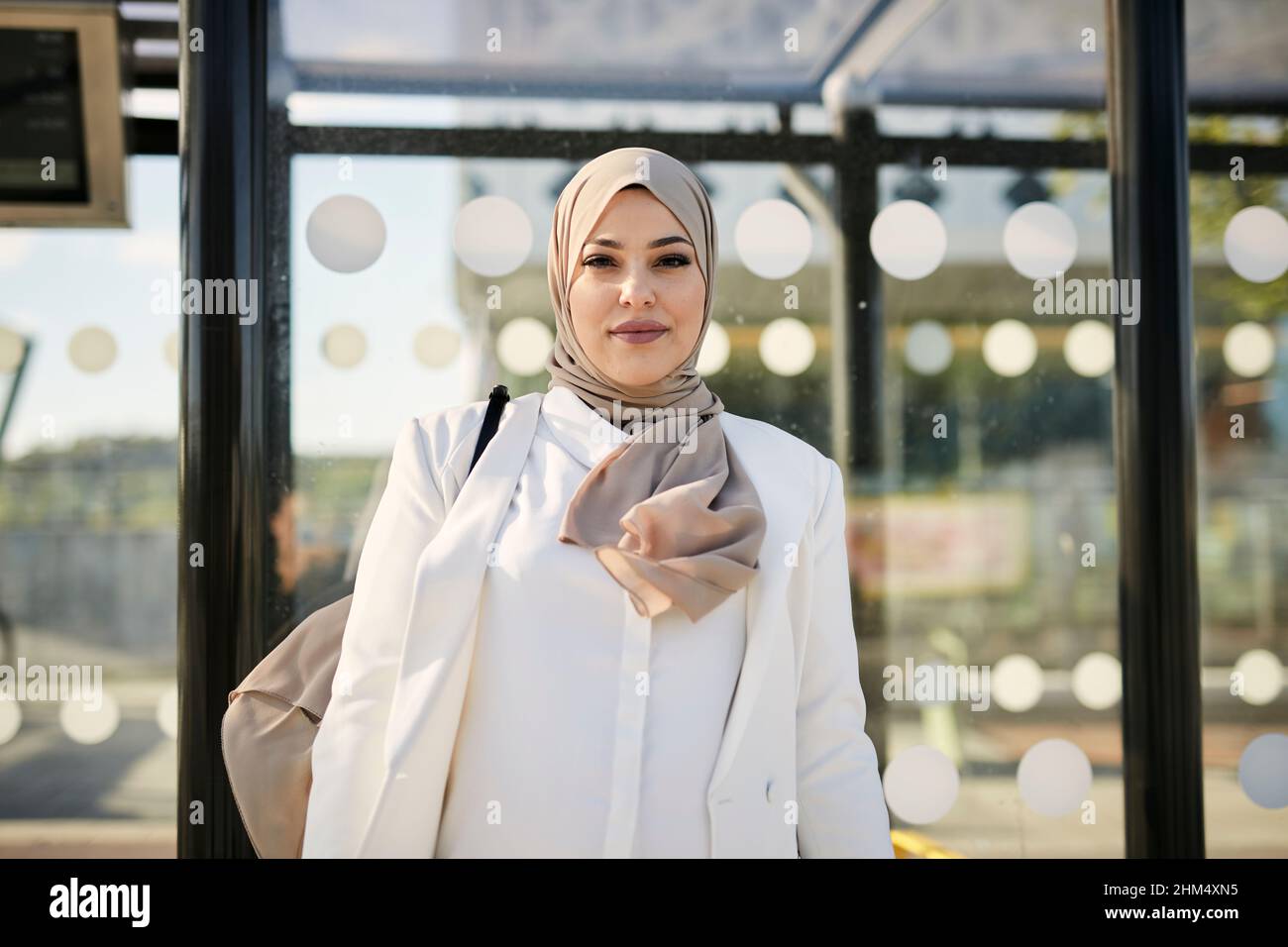 Smiling woman looking at camera Banque D'Images