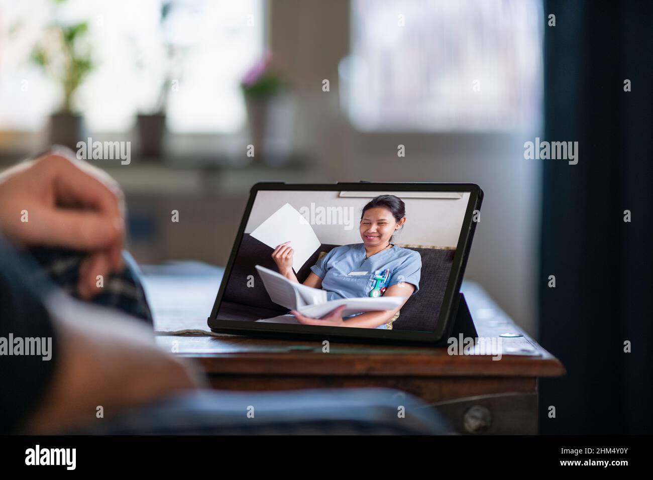 Homme ayant une consultation de médecin en ligne sur la tablette numérique Banque D'Images
