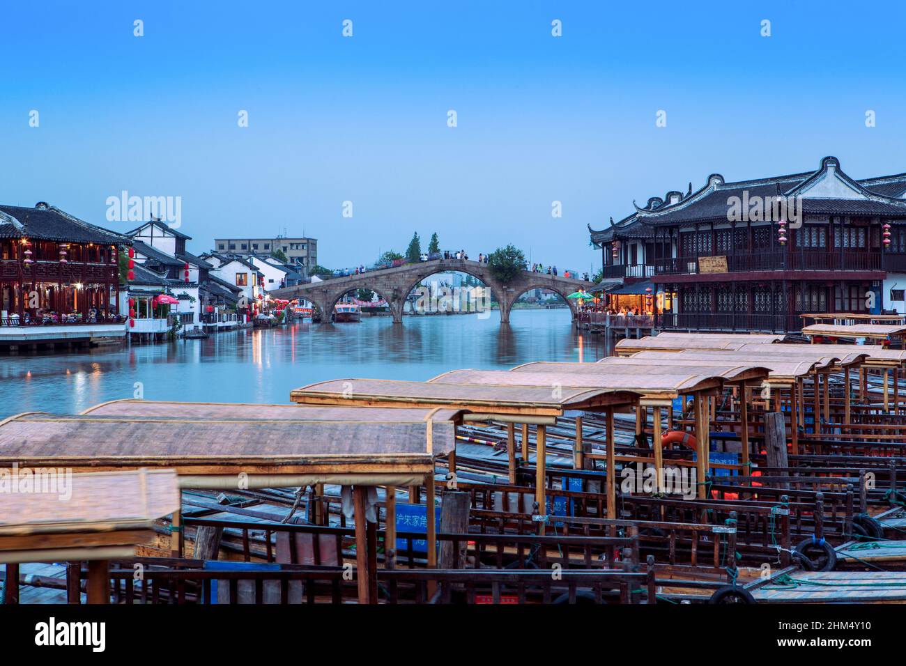 Vue nocturne de Zhujiajiao à Shanghai Banque D'Images