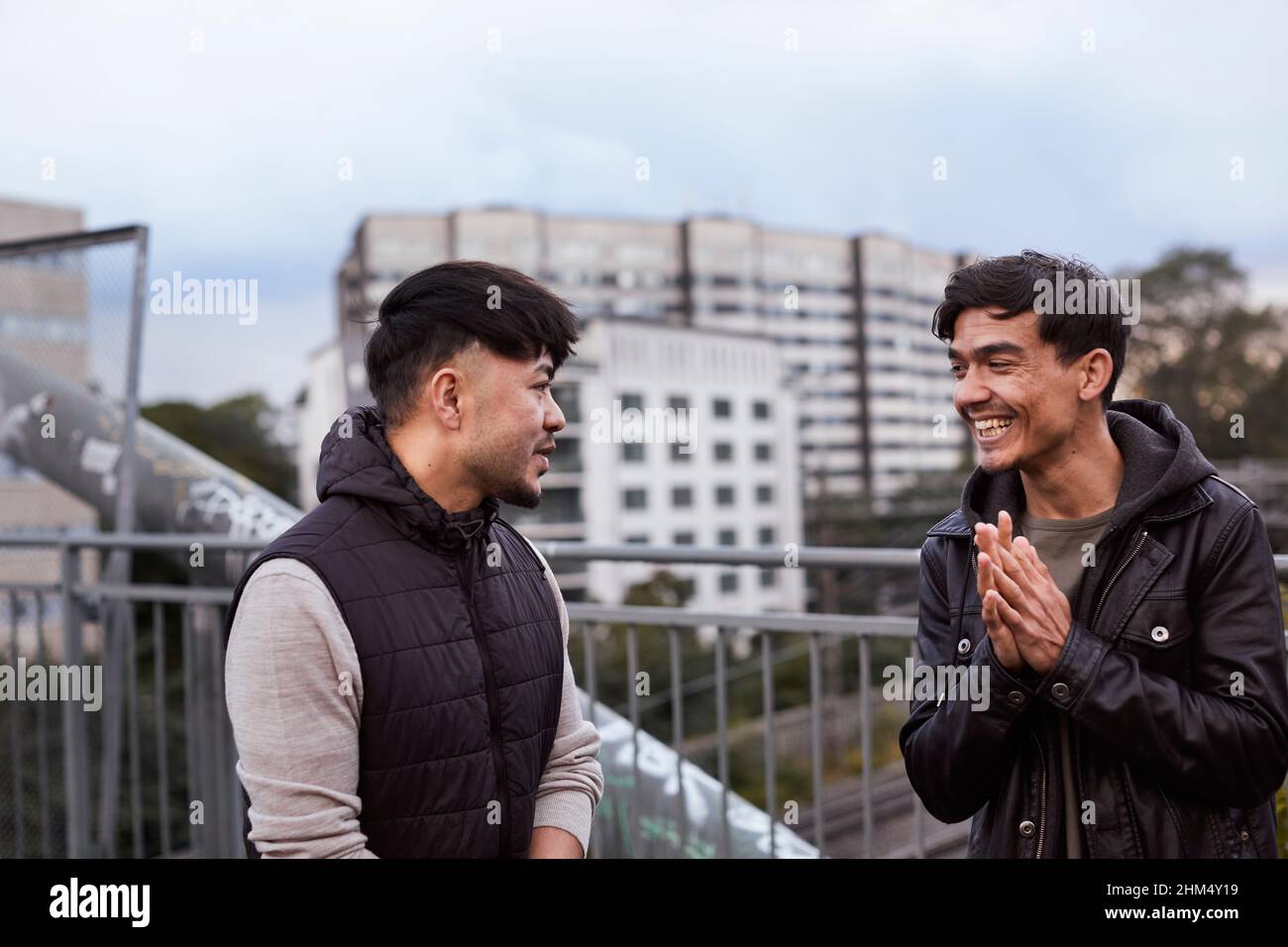 Des amis masculins qui parlent ensemble Banque D'Images